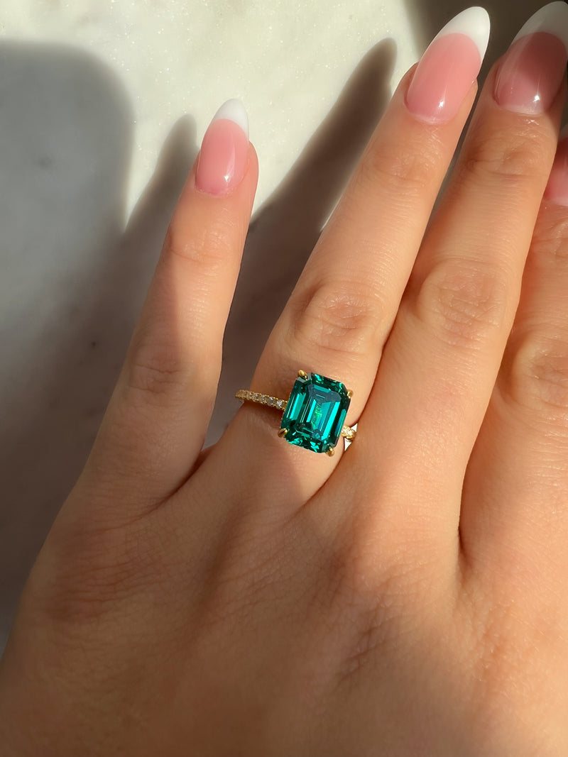 Emeralda Ring Emerald green